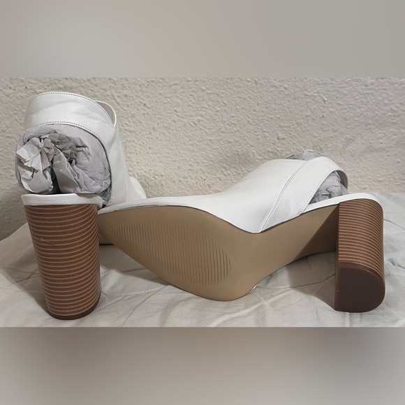 EUC Katherine Booties with wooden Heel size 10 White
**CALL OUT ON LEFT SHOE** - Picture 5 of 6